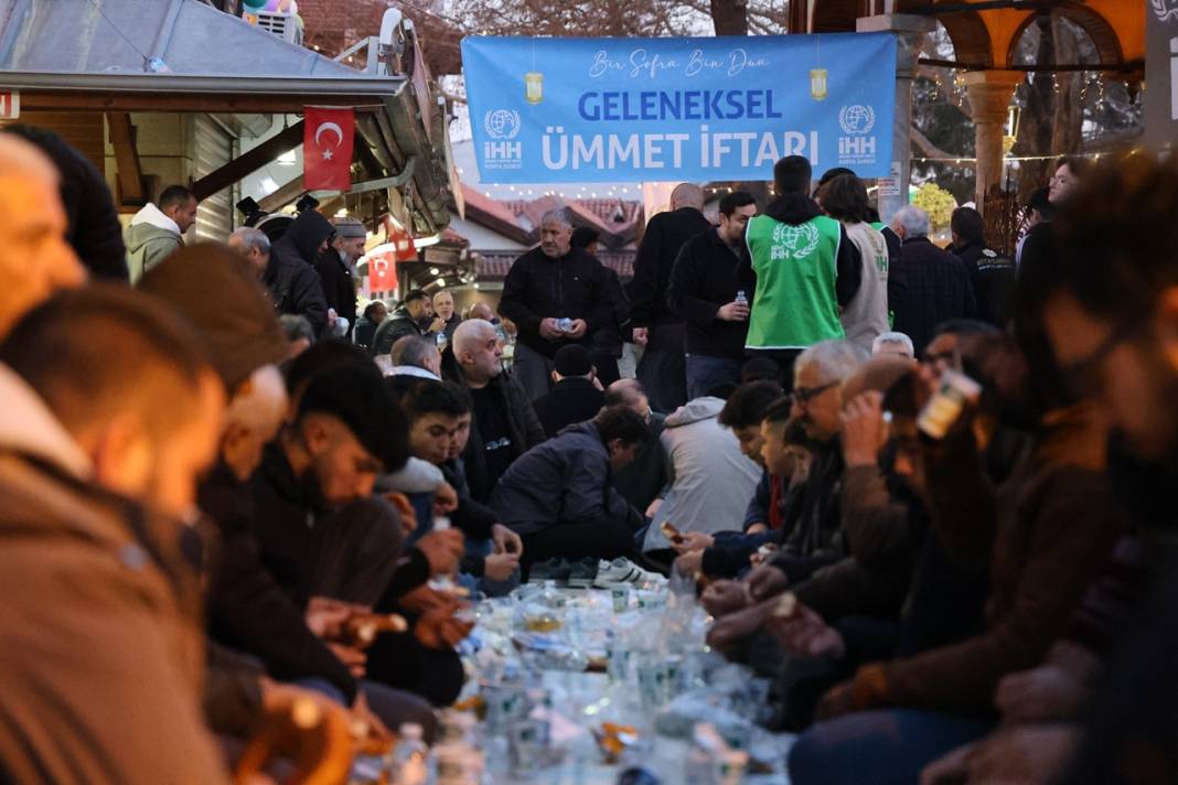 İHH Konya’dan Ümmet İftarı: 4 bin kişi Kapu Camii önünde, 180 bin kişi Gazze’de aynı sofrada buluştu 3